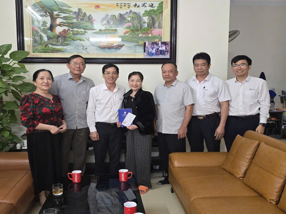 Công đoàn Công ty, Ban liên lạc Câu lạc bộ hưu trí Công ty Điện lực Sơn La thăm hỏi nguyên CBCNV Công ty ốm đau phải điều trị dài ngày. Ảnh Duy Thanh